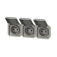 Triple prise de courant précâblée 3x2P+T horizontale étanche Plexo 16 A 250 V IP55, à équiper de support plaque ou boîtier saillie 3 postes, avec enjoliveurs gris Réf. 069564L