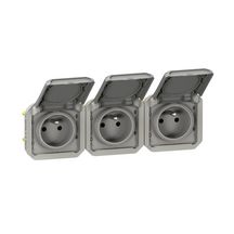 Triple prise de courant précâblée 3x2P+T horizontale étanche Plexo 16 A 250 V IP55, à équiper de support plaque ou boîtier saillie 3 postes, avec enjoliveurs gris Réf. 069564L