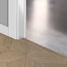 Profilé de finition pour sol stratifié Incizo - décor chevron chêne taupe - 13x48x2150 mm