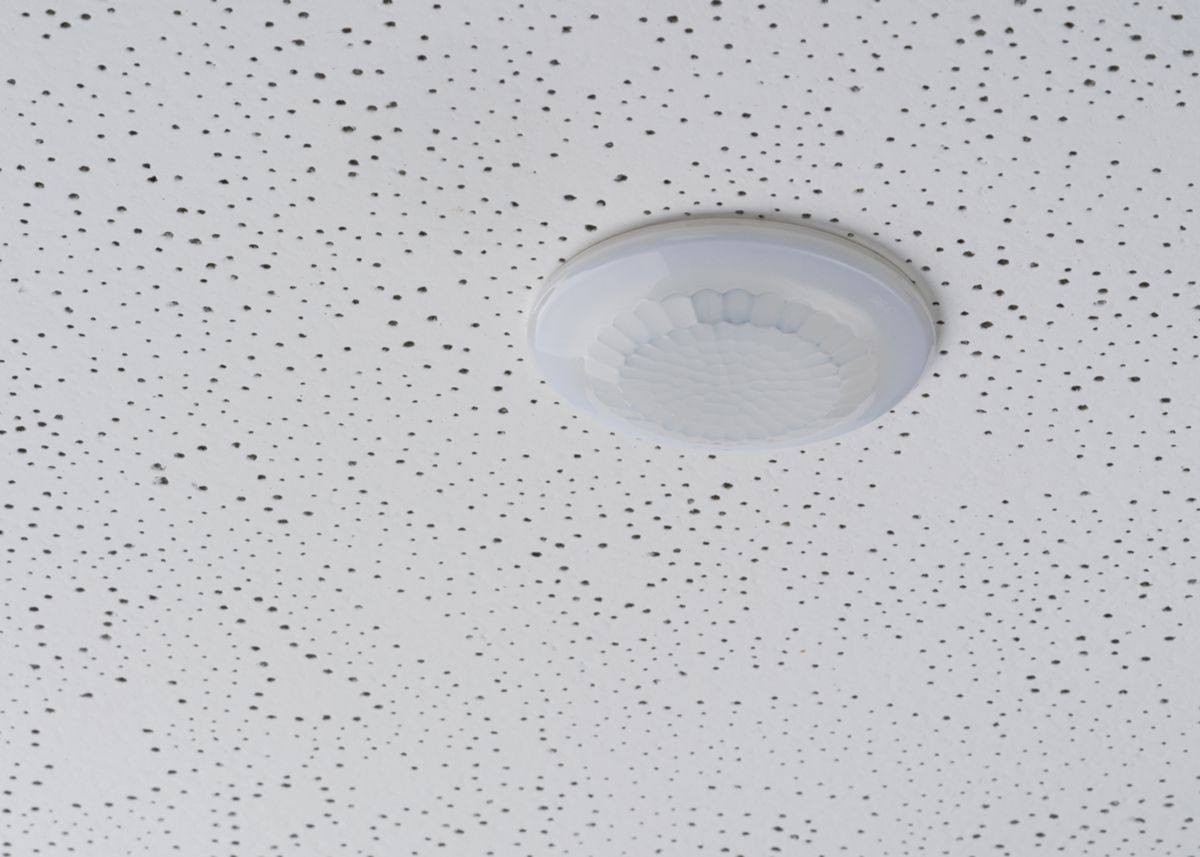 Détecteur de présence blanc 360°. IP 54. Contact renforcé 10 A. LED = max 400W. Montage encastré plafond. Détection Diamètre 10 m à 2.5 m de haut. Réglage TEMPO 15 sec-30 min + impulsion. Réglage possible via télécommande. Réf. 1030052