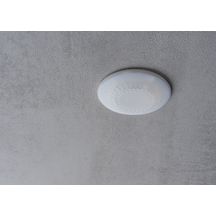 Détecteur de présence blanc 360°. IP 54. Contact renforcé 10 A. LED = max 400W. Montage encastré plafond. Détection Diamètre 10 m à 2.5 m de haut. Réglage TEMPO 15 sec-30 min + impulsion. Réglage possible via télécommande. Réf. 1030052