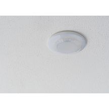 Détecteur de présence blanc 360°. IP 54. Contact renforcé 10 A. LED = max 400W. Montage encastré plafond. Détection Diamètre 10 m à 2.5 m de haut. Réglage TEMPO 15 sec-30 min + impulsion. Réglage possible via télécommande. Réf. 1030052