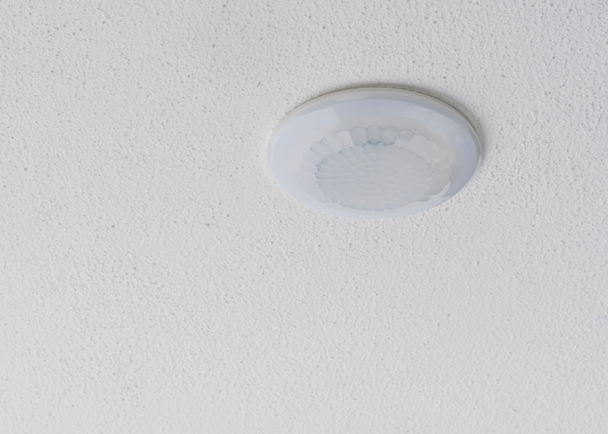 Détecteur de présence blanc 360°. IP 54. Contact renforcé 10 A. LED = max 400W. Montage encastré plafond. Détection Diamètre 10 m à 2.5 m de haut. Réglage TEMPO 15 sec-30 min + impulsion. Réglage possible via télécommande. Réf. 1030052