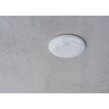 Détecteur de présence blanc 360°. IP 54. Contact renforcé 10 A. LED = max 400W. Montage encastré plafond. Détection Diamètre 10 m à 2.5 m de haut. Réglage TEMPO 15 sec-30 min + impulsion. Réglage possible via télécommande. Réf. 1030052