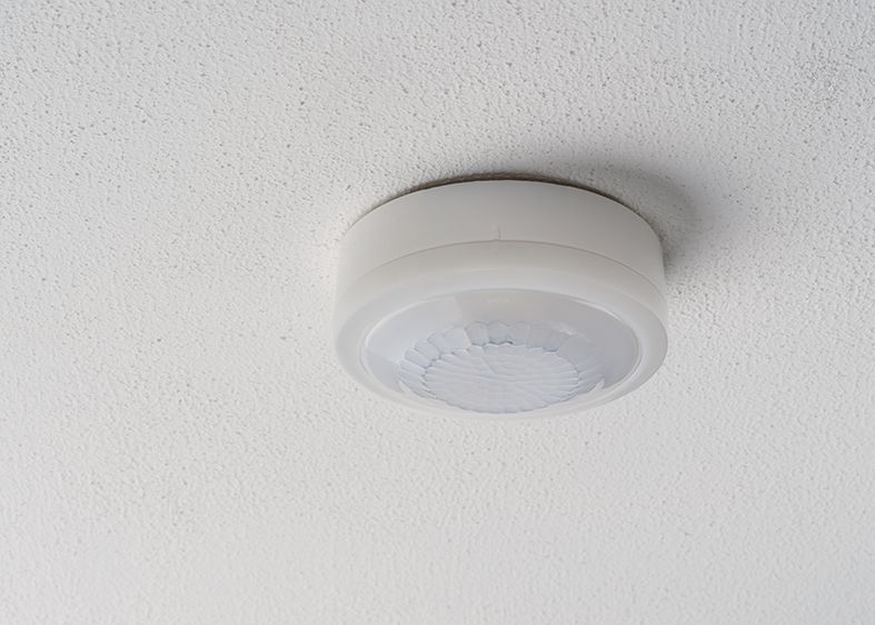 Détecteur de présence blanc 360°. IP 54. Contact renforcé 10 A. LED = max 400W. Montage en Fixation saillie plafond. Détection Diamètre 10 m à 2.5 m de haut. Réglage tempo 15 sec-30 min + impulsion. Réglage possible par télécommande. Réf. 1030062