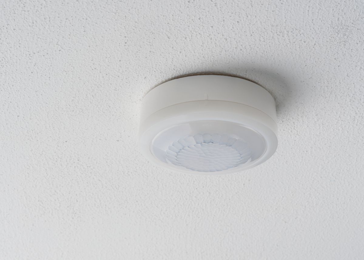 Détecteur de présence blanc 360°. IP 54. Contact renforcé 10 A. LED = max 400W. Montage en Fixation saillie plafond. Détection Diamètre 10 m à 2.5 m de haut. Réglage tempo 15 sec-30 min + impulsion. Réglage possible par télécommande. Réf. 1030062