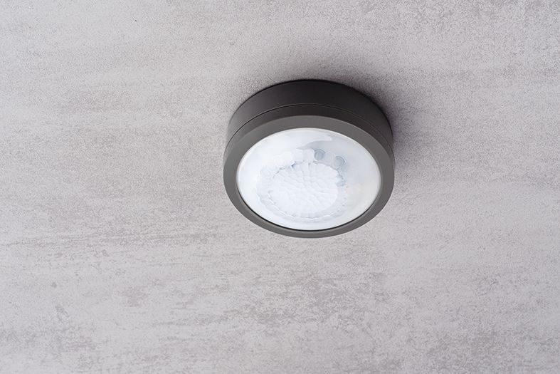 Détecteur de présence blanc 360°. IP 54. Contact renforcé 10 A. LED = max 400W. Montage en Fixation saillie plafond. Détection Diamètre 10 m à 2.5 m de haut. Réglage tempo 15 sec-30 min + impulsion. Réglage possible par télécommande. Réf. 1030062