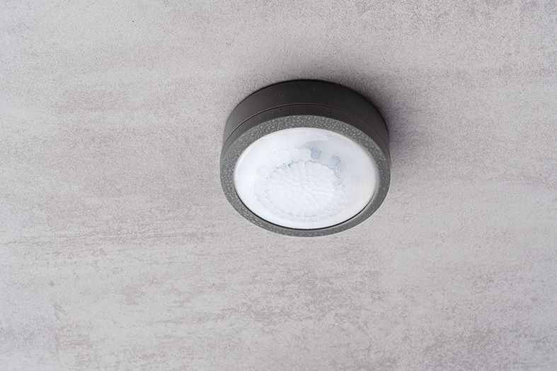 Détecteur de présence blanc 360°. IP 54. Contact renforcé 10 A. LED = max 400W. Montage en Fixation saillie plafond. Détection Diamètre 10 m à 2.5 m de haut. Réglage tempo 15 sec-30 min + impulsion. Réglage possible par télécommande. Réf. 1030062