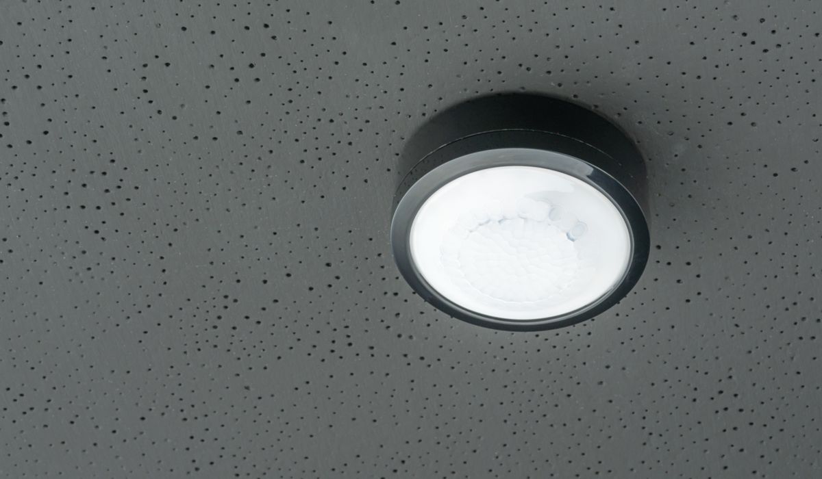 Détecteur de présence blanc 360°. IP 54. Contact renforcé 10 A. LED = max 400W. Montage en Fixation saillie plafond. Détection Diamètre 10 m à 2.5 m de haut. Réglage tempo 15 sec-30 min + impulsion. Réglage possible par télécommande. Réf. 1030062