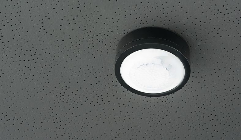 Détecteur de présence blanc 360°. IP 54. Contact renforcé 10 A. LED = max 400W. Montage en Fixation saillie plafond. Détection Diamètre 10 m à 2.5 m de haut. Réglage tempo 15 sec-30 min + impulsion. Réglage possible par télécommande. Réf. 1030062