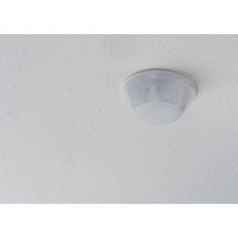 Détecteur de présence blanc, zone de détection rectangulaire 28 X 5 mètres spéciale couloir. Détection 70 m² à 2.5 m de haut. 1 contact lumière (max 400W LED). Tension 230V. Fonction auto ou semi auto. Fonction master/slave Réf. 1030072