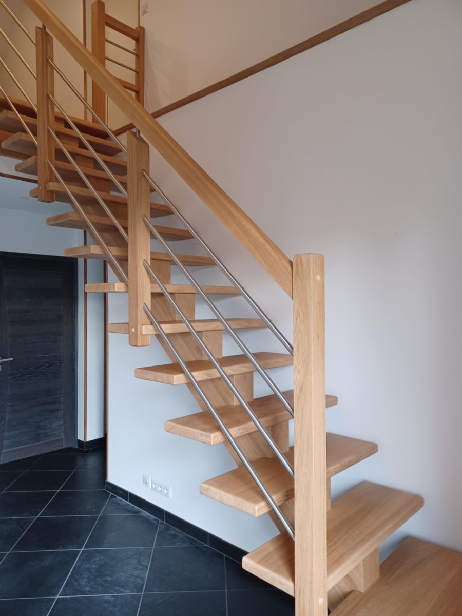 Escalier intérieur bois à limon central Causse - sur mesure