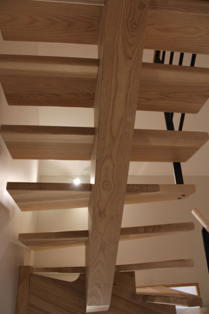 Escalier intérieur bois à limon central Causse - sur mesure