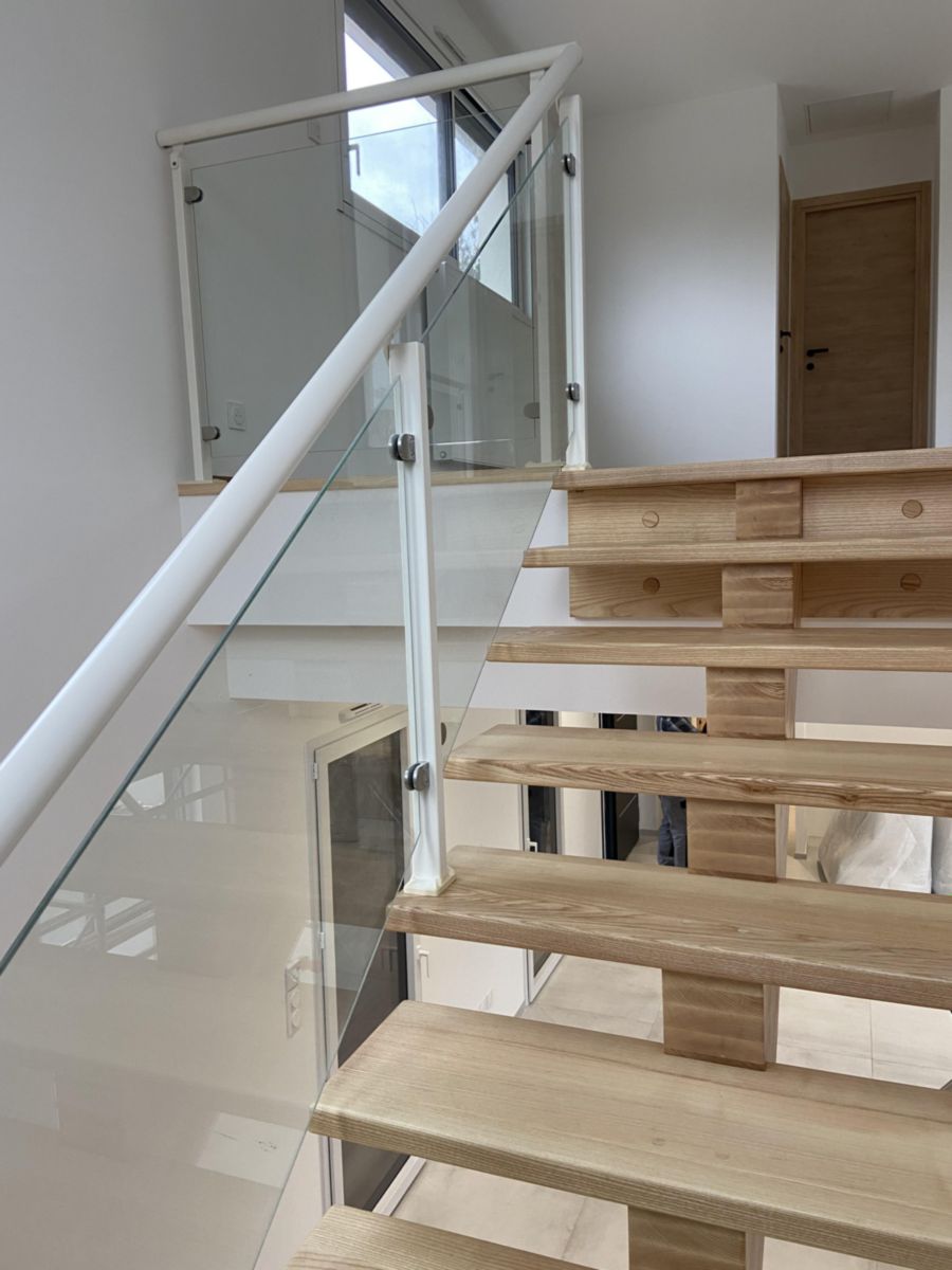 Escalier intérieur bois à limon central Causse - sur mesure