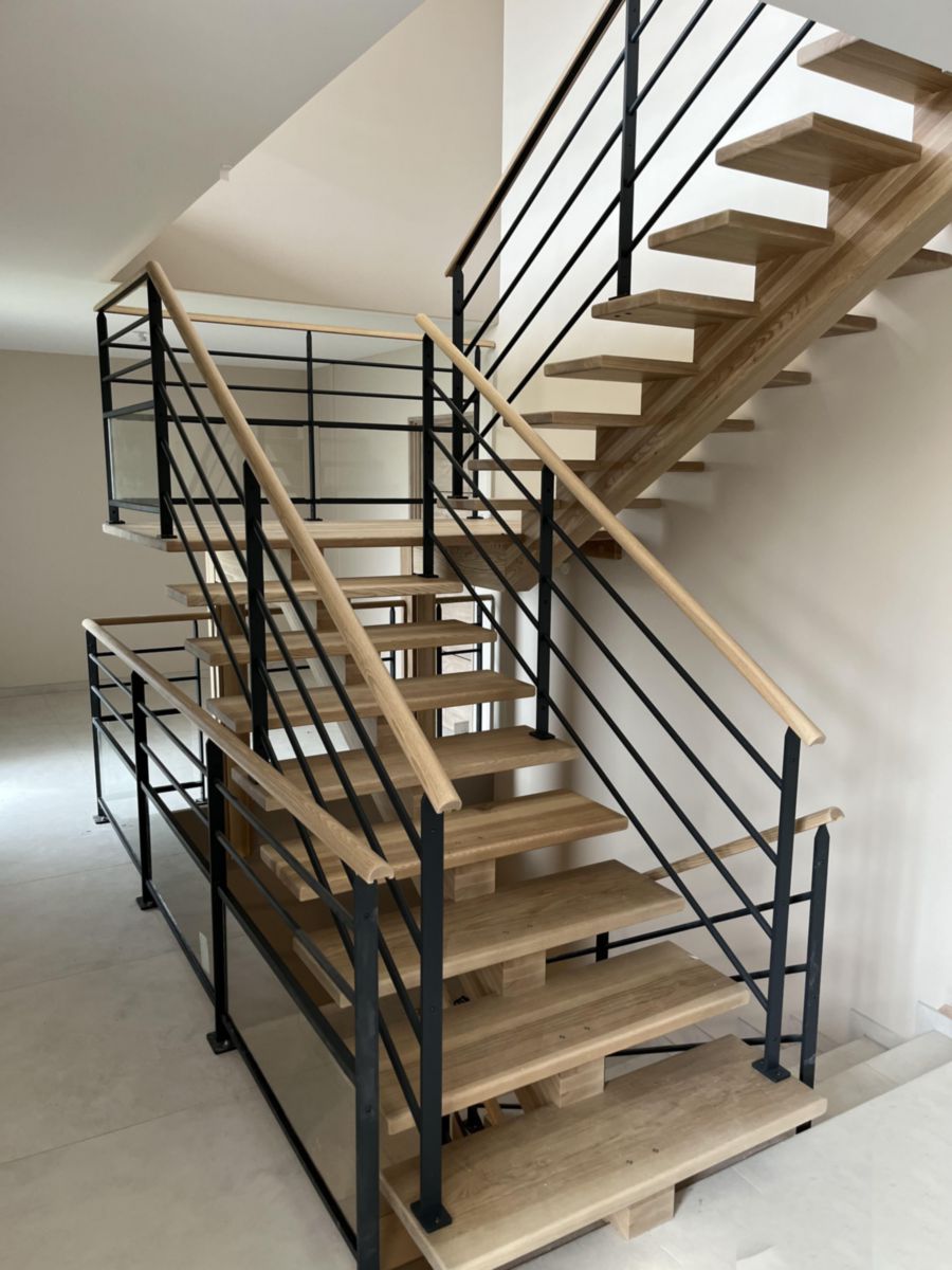 Escalier intérieur bois à limon central Causse - sur mesure