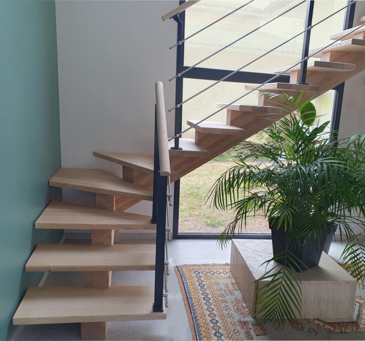 Escalier intérieur bois à limon central Causse - sur mesure