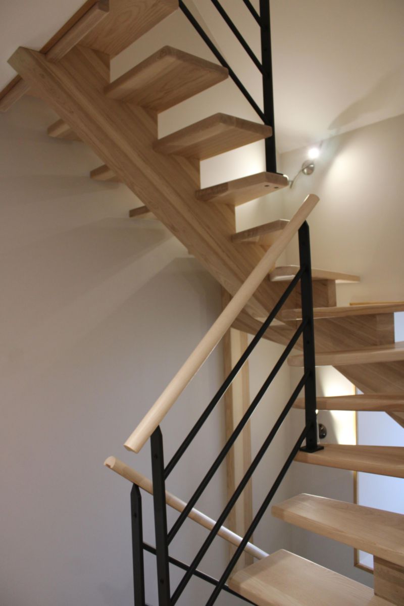 Escalier intérieur bois à limon central Causse - sur mesure