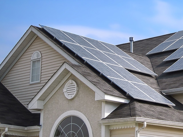 Panneaux solaires sur une maison