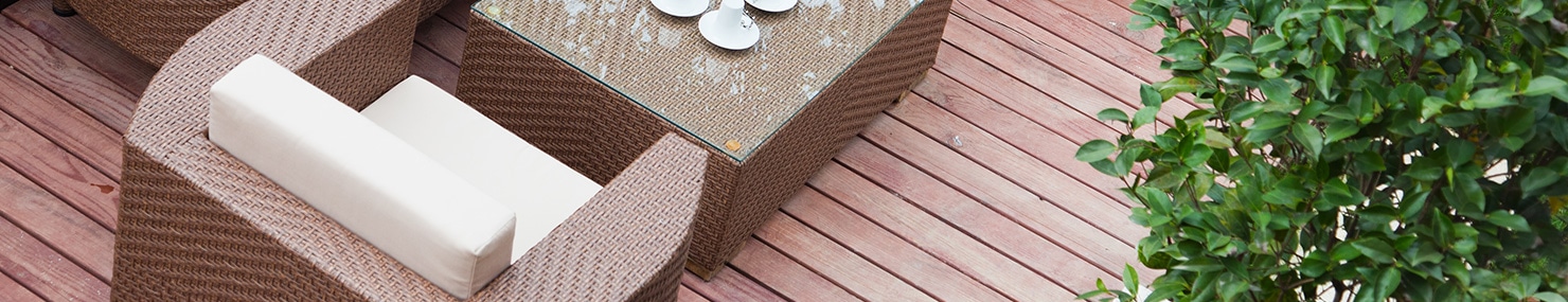 Salon d'extérieur avec terrasse en bois