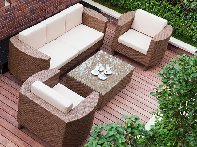 Salon d'extérieur avec terrasse en bois