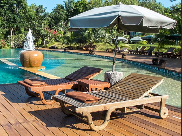 Terrasse en bois devant une piscine