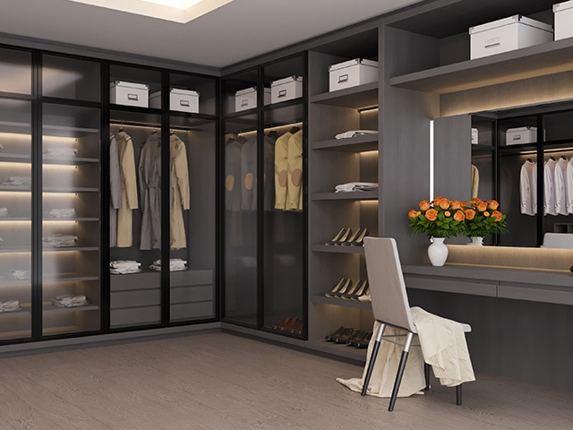 Dressing moderne remplis d'affaires