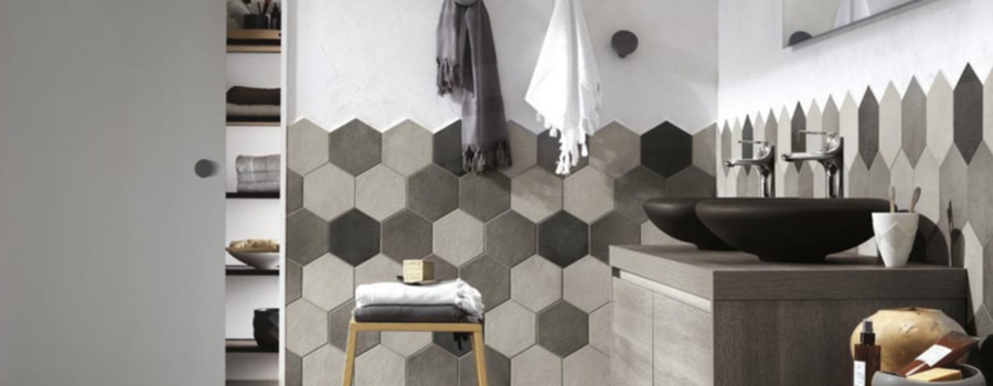 Salle de bain avec carrelage hexagonal en nuances de gris