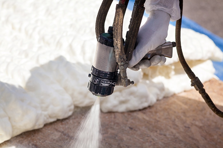 Le soufflage de flocons d’ouate de cellulose, pour l’isolation des combles perdus