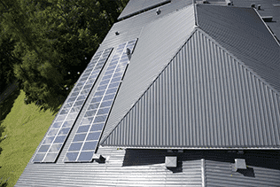 panneau photovoltaïque sur toiture en zinc