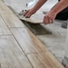 Pose de lames de carrelage imitation parquet