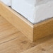 Plinthes en bois clair sur un parquet bois naturel