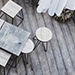 Terrasse en bois vieilli avec ensemble de tables et tabourets