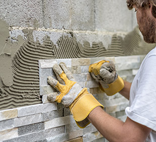 Pose de carrelage au mur extérieur