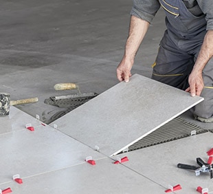 Pose de carrelage au sol intérieur