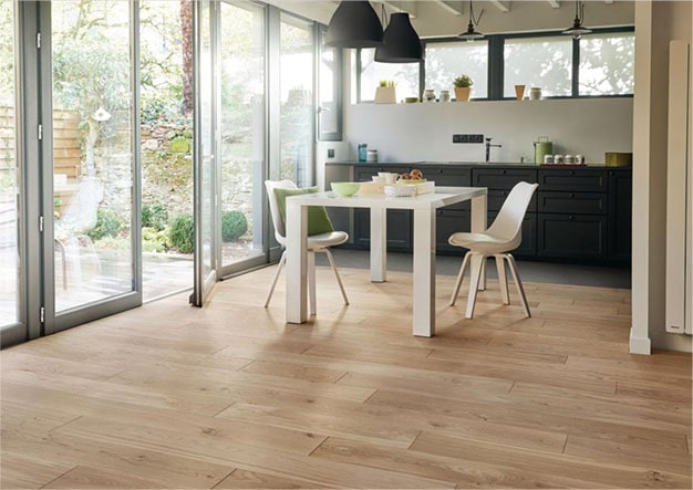 Cuisine moderne avec parquet clair