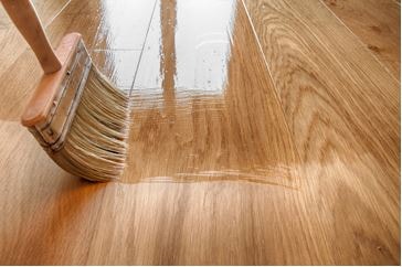 application d'une couche de cire sur parquet