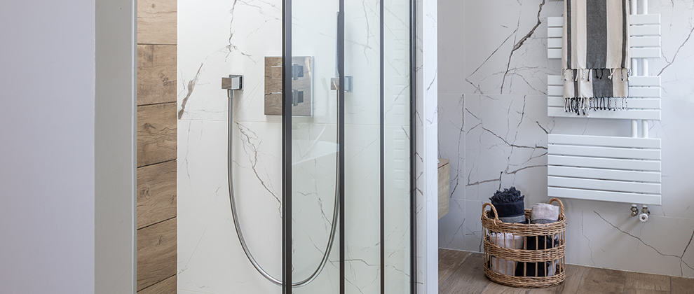 salle de douche carrelage effet parquet et carrelage effet marbre blanc