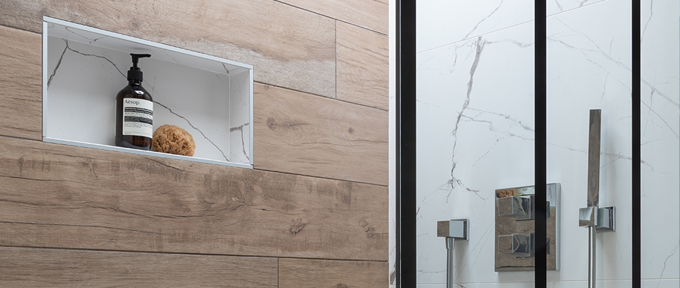 salle de douche parois carrelage effet bois et carrelage effet marbre blanc