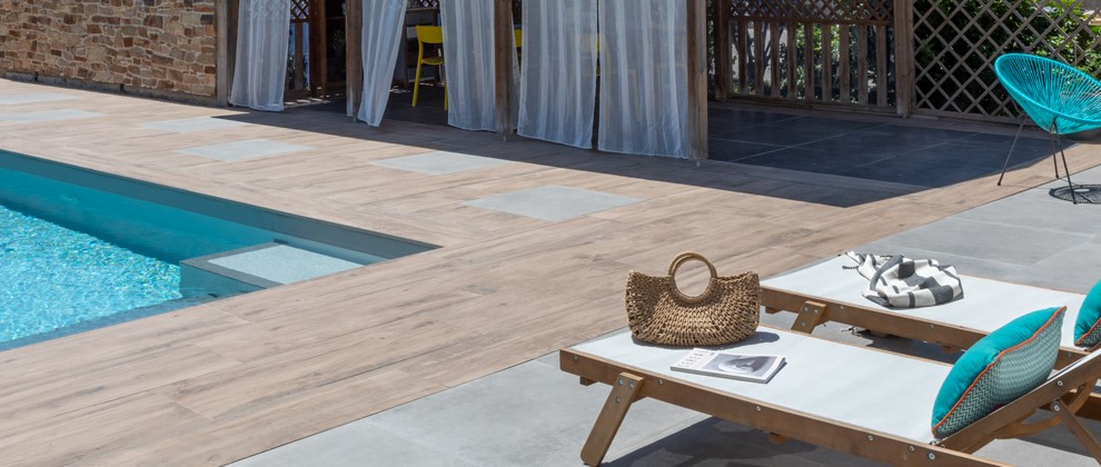 Coin repas au bord d'une piscine