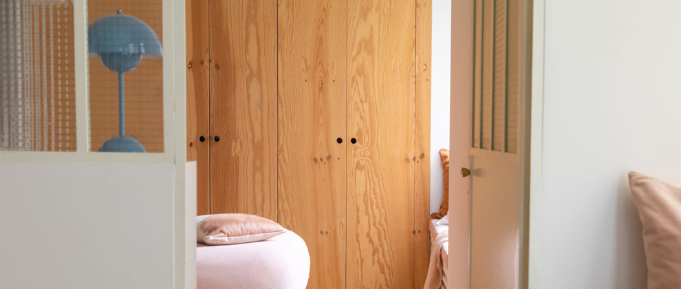 Chambre avec placard bois brut