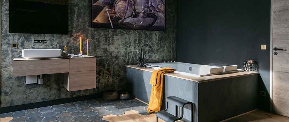 suite parentale salle de bain noire parquet chene massif et carrelage hexagonal