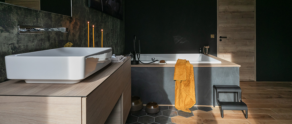 salle de bain murs noirs western gothique parquet chêne massif et carrelage hexagonal