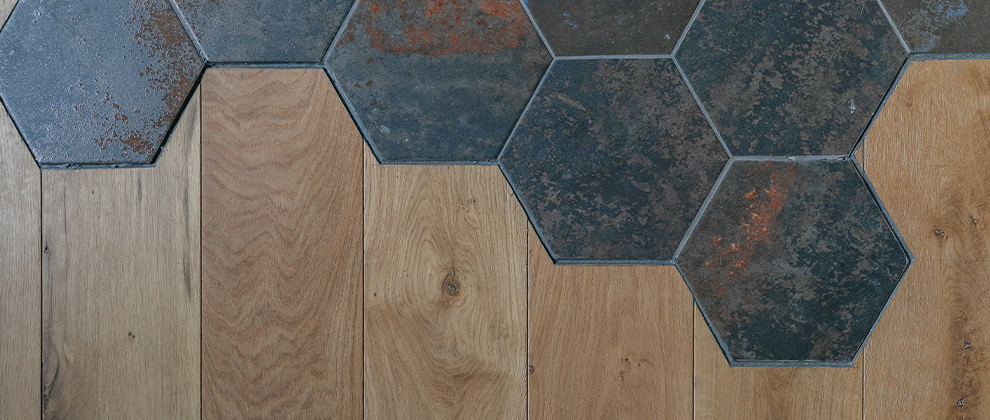 carrelage hexagonal effet rouille et parquet chene massif naturel