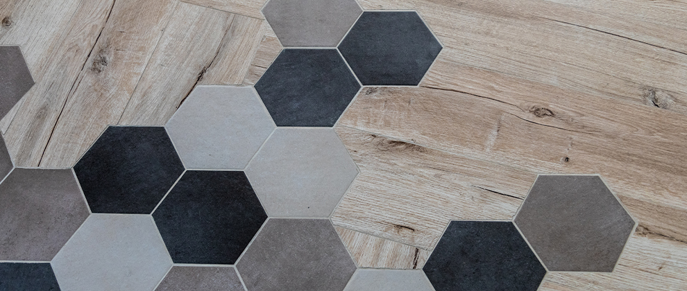 mix carrelage effet parquet et carrelage hexagonal gris