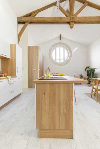 cuisine ouverte carrelage imitation parquet blanc vieilli