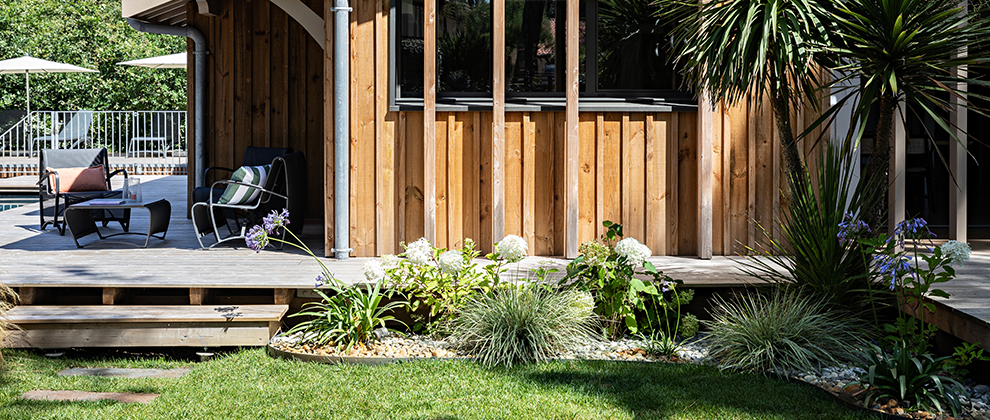 maison eco responsable terrasse bois panneaux pin