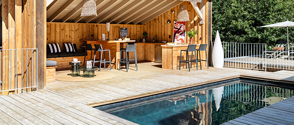 terrasse piscine bois bar et salon extérieur