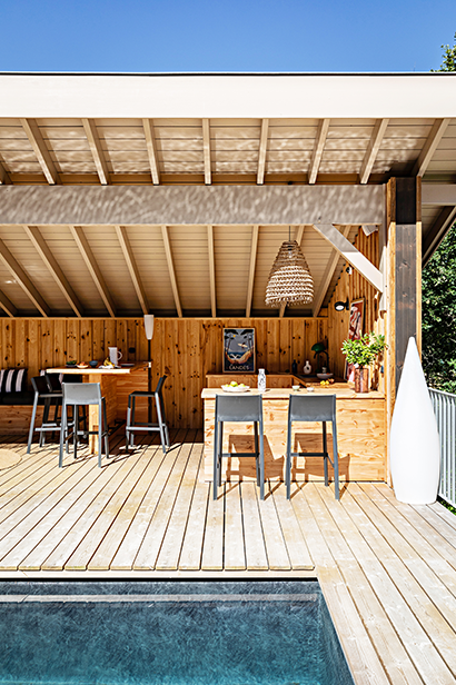 terrasse en bois couverte piscine pool house