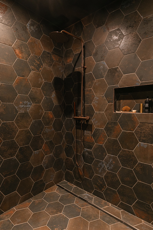 salle de douche carrelage hexagonal industriel effet rouille