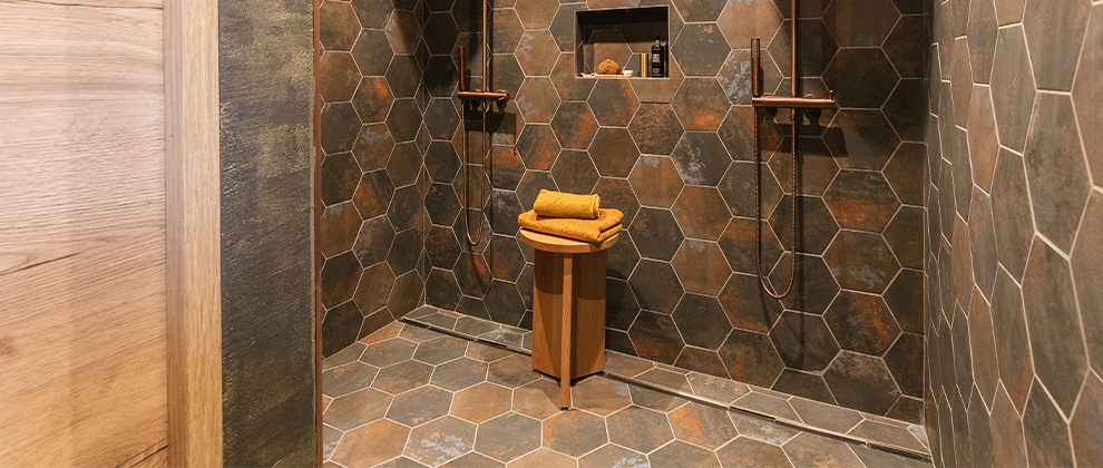 salle de douche monochrome carrelage hexagonal rouille